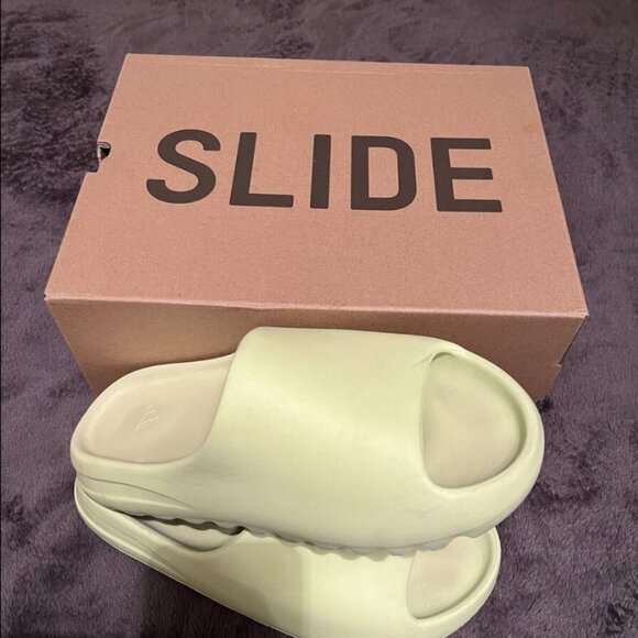 Yeezy Slides all Sizes - Picture 1 of 1